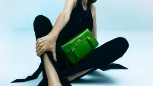 Mulberry is 50 jaar, viert het met seventies-tassen