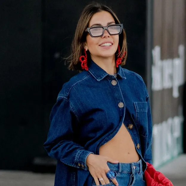 Vrouw vrolijk in stijlvolle kleding met lekker geurtje op.