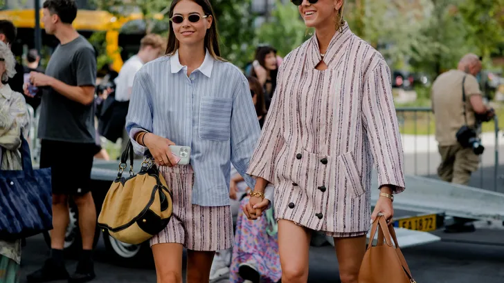 Luna Isabella en Josefien Weyns arriveren bij de Munthe Spring zomer show 2025, tijdens Copenhagen Fashion Week