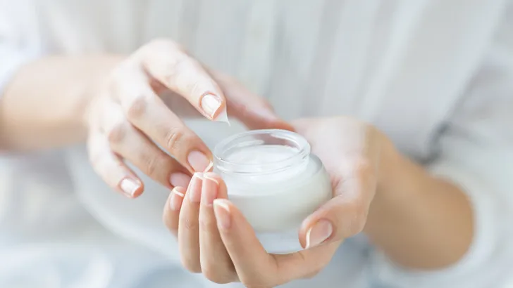 Daarom zou je oogcrème ook voor je lippen moeten gebruiken