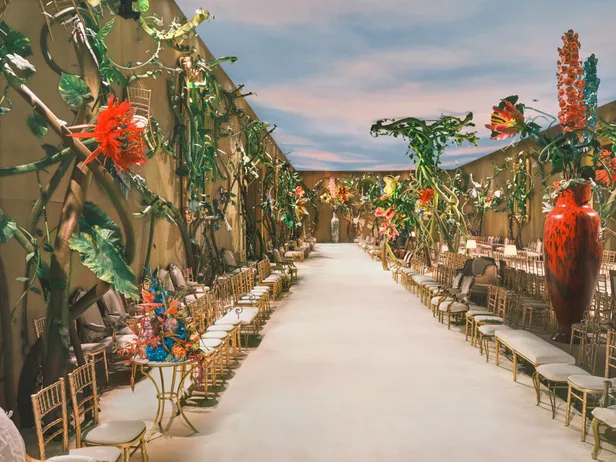 Het prachtige decor van Chanel vol lianen en reusachtige bloemen tijdens Paris Fashion Week 2026. 