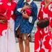 Drie meiden in vrolijke, kleurrijke outfits voor de lente.