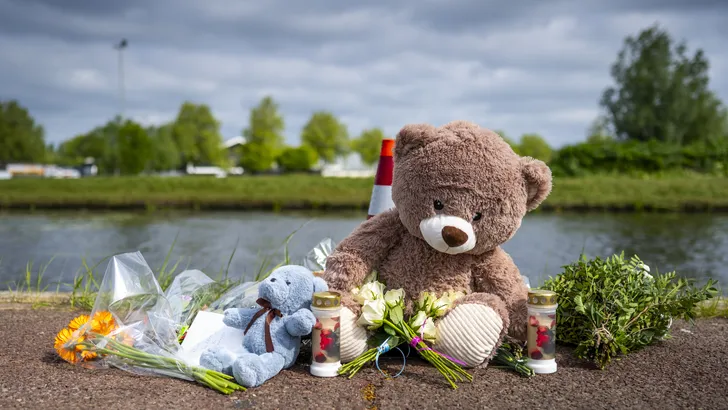 Stiefdochter Klaas Bijl doet boekje open