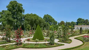 Parijse pracht in bloei: ontdek de rozentuin van Parc de Bagatelle.