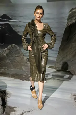 Anna Delvey aka Anna Sorokin aka mevrouw 'Inventing Anna' herself op de catwalk bij Elena Velez.