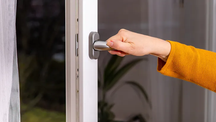 Waarom je in de winter beter met een dicht raam slaapt: dit zijn de risico's voor je gezondheid en je huis