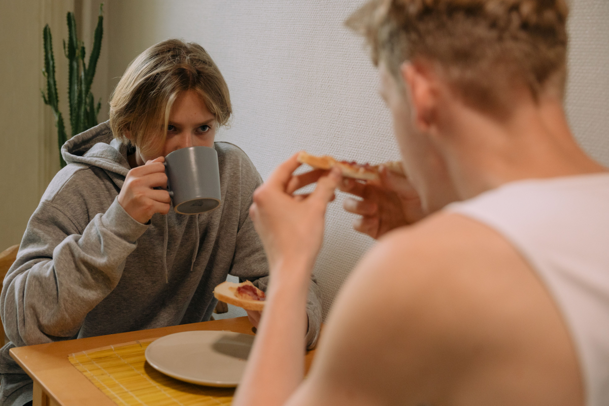 Wil jij gezonder leven maar ploft je partner liever met snacks op de bank? Zo overbrug je de onzichtbare 'wellness gap'