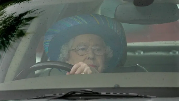 Queen (90) heeft geen rijbewijs, rijdt nog zelf 
