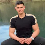 Uroš (20) kust z’n moeder en maait dan zes tieners neer