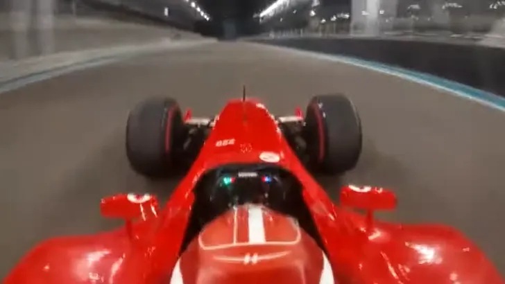 Goddelijk! Charles Leclerc laat V10 Ferrari uit op Yas Marina