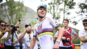 Tadej Pogacar na de finish nadat hij een mokerslag uitdeelde in de Tour van 2026.