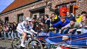 Demi Vollering passeert dolenthousiaste fans op de Oude Kwaremont in de Ronde van Vlaanderen.