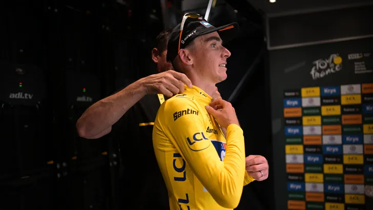 romain bardet krijgt gele trui aangetrokken
