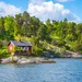Foto van lodge in Zweden aan meer in bosrijke omgeving. – Scandinavië wordt steeds populairder als zomerbestemming.