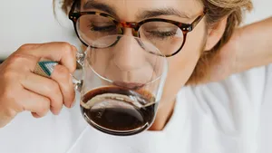 Telt koffie mee als vocht of onttrekt het? Het definitieve antwoord