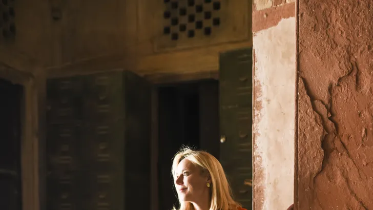 Minister Sigrid Kaag draagt een spectaculaire jurk van textielafval in India