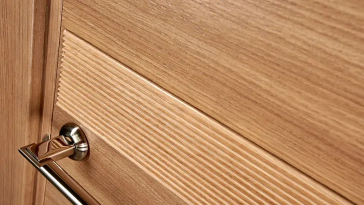 Een houten buitendeur.