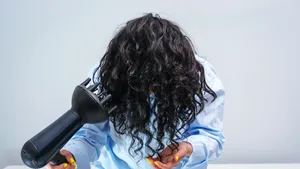 vrouw föhn met diffuser