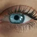 Mascara op de wimpers.