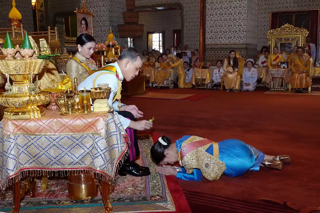 Koning Maha Vajiralongkorn en prinses Bajrakitiyabha bij het ontvangen van haar titel in 2019.