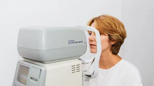 vrouw moet haar ogen laseren