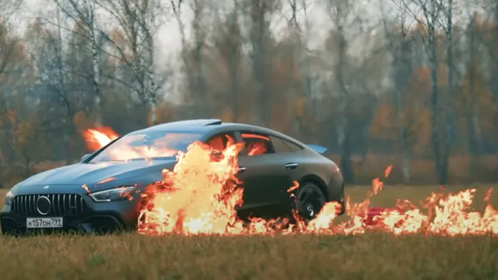 Ontevreden vent steekt zijn peperdure nieuw Mercedes in de fik [+Video]