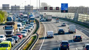 Tanken werd dit jaar een stuk duurder, maar zijn we daardoor ook minder gaan rijden?