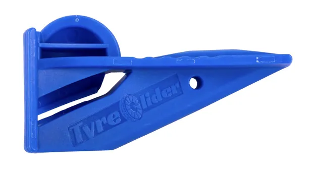 Close-up van de Tyre Glider tool die over de velgrand van een racefietswiel glijdt om een strakke buitenband te monteren.