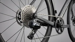 Close-up van een moderne 1x racefiets-aandrijving met een grote cassette en zonder voorderailleur, verwijzend naar de nieuwe Shimano 13-speed geruchten.