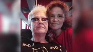 Olga met haar vriendin Svetlana bij terugkeer in het vrije deel van Oekraïne.