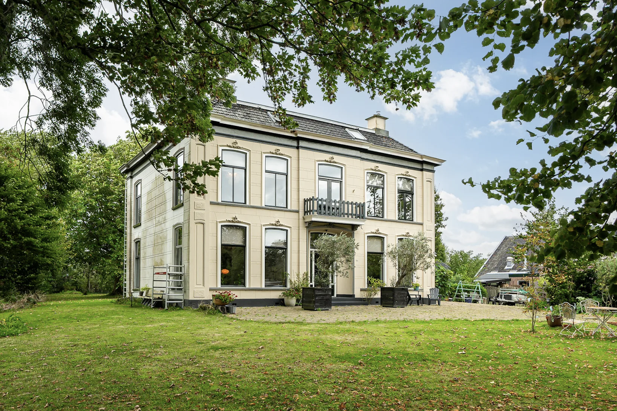 Altijd al gedroomd van een historische villa? Deze oude pastorie staat nu te koop in Friesland
