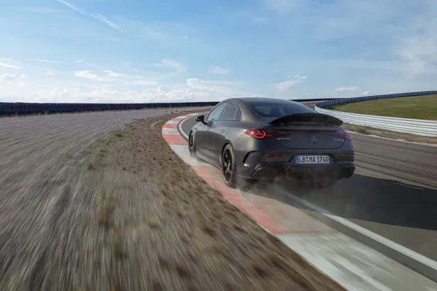 De Mercedes-AMG CLA 45 4MATIC+ in beweging op een circuit, achteraanzicht.