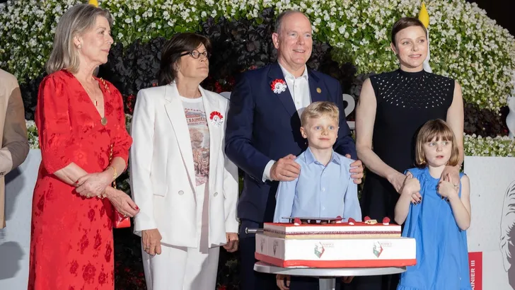 Albert, Caroline en Stéphanie verschijnen op archieffoto uit jaren '70. – Foto van prinses Caroline, prins Albert, prinses Stéphanie, en prinses Charlene met prins Jacques en prinses Gabriella, mei 2023.