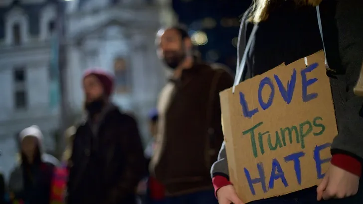 Deze foto van twee zoenende vrouwen tijdens een anti-Trump protest is geweldig