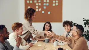 Collega's in een vergaderruimte