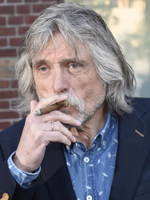 Vrouw Johan Derksen wil dat hij stopt met VI