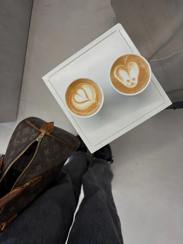 Koffie met prachtige latte art bij Iconic Studios
