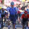 Jakobsen spurt in extremis naar zege na razendspannende Kuurne-Brussel-Kuurne