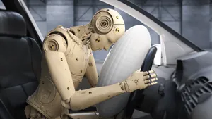 Deze airbag in je auto beschermt je niet tegen het stuur of de deur, maar tegen je eigen passagier