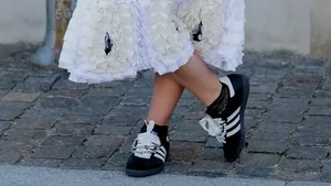 Deze bruine sneakers zijn perfect voor de winter – en nu flink in de sale bij H&M