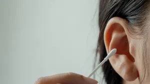 Waarom je beter van je oorsmeer afblijft (zelfs met wattenstaafjes)