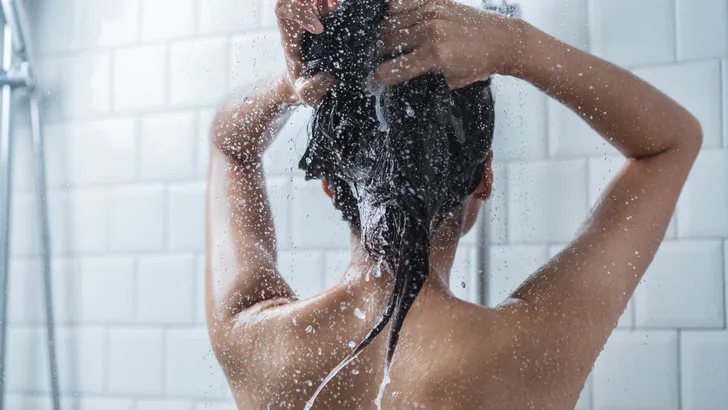Voeg dit toe aan je douche-routine en je valt binnen no time in slaap