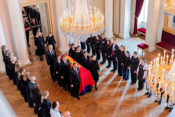 Rouwprocessie koning Harald, augustus 2026: de Noorse koninklijke familie tijdens de rouwprocessie met de lijkbaar van koning Harald.