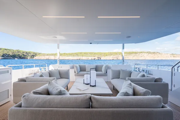 FD100 Tri-deck Horizon Yachts