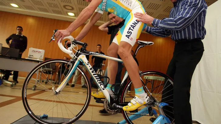 Contador werkt aan zijn positie op de fiets