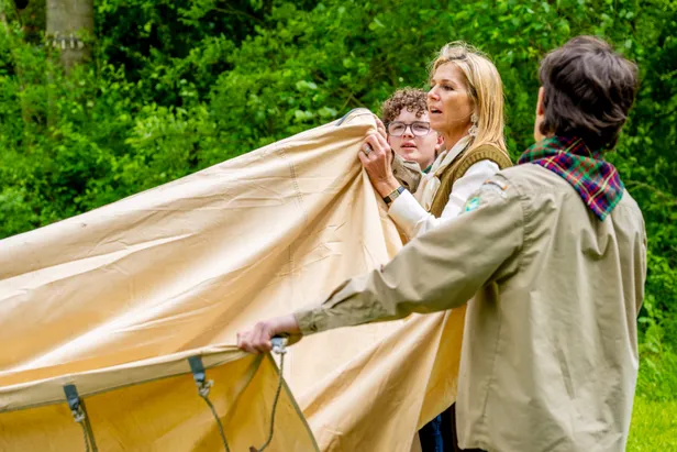 Koningin Máxima zet tent op.