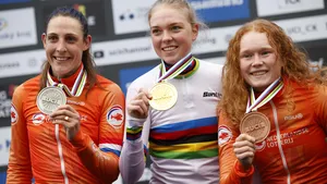 lucinda brand, fem van empel en puck pieterse op het podium bij wk veldrijden