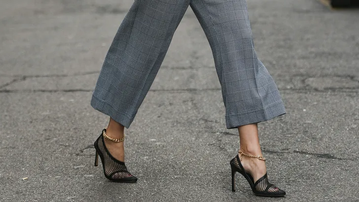 Ballerina's met hak zijn de must-have schoen voor de lente. Mis de trend niet en ontdek hier hoe je ze combineert voor een stijlvolle look.