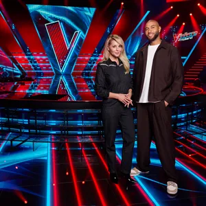 Chantal Janzen hield het niet droog bij de start van The Voice. Zonder Martijn Krabbé brak ze en moesten de opnames gestopt worden. Lees hier waarom.