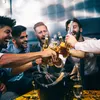Onderzoekers: mannen worden gelukkiger van een 'bromance' dan van hun relatie | Panorama